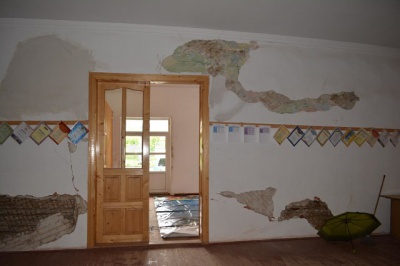Стіна може обвалитись будь-якої миті: в Путилі догниває будинок культури (ФОТО)