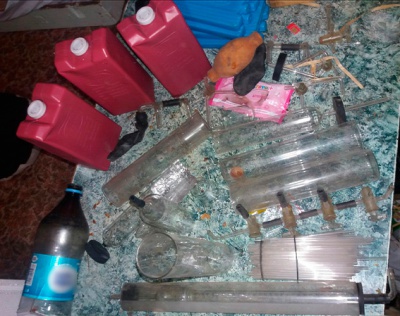 Чернівецький "наркобарон" зберігав удома арсенал ножів (ФОТО)