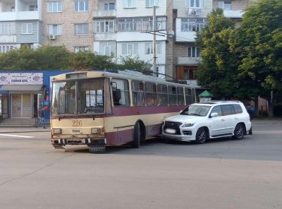 ДТП у Чернівцях: водій на "Лексусі" в’їхав у тролейбус