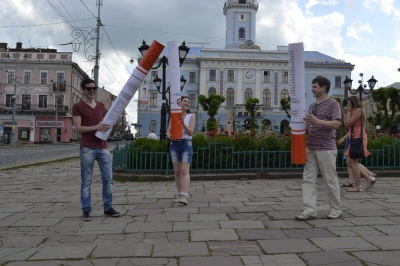 "Тютюн - це зброя": у Чернівцях активісти обмінювали цигарки на цукерки