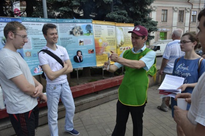 "Тютюн - це зброя": у Чернівцях активісти обмінювали цигарки на цукерки