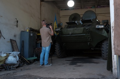 Долає шлях, як новий: на Буковині прикордонники представили відновлений БТР, який відправлять в АТО