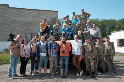 Долає шлях, як новий: на Буковині прикордонники представили відновлений БТР, який відправлять в АТО