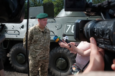 Долає шлях, як новий: на Буковині прикордонники представили відновлений БТР, який відправлять в АТО