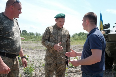 Долає шлях, як новий: на Буковині прикордонники представили відновлений БТР, який відправлять в АТО