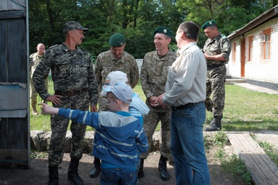 Долає шлях, як новий: на Буковині прикордонники представили відновлений БТР, який відправлять в АТО