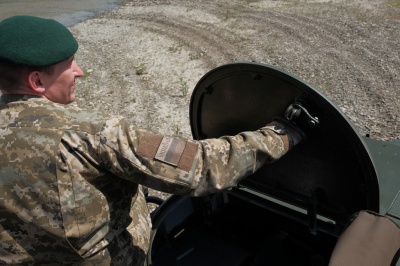 Долає шлях, як новий: на Буковині прикордонники представили відновлений БТР, який відправлять в АТО