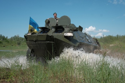 Долає шлях, як новий: на Буковині прикордонники представили відновлений БТР, який відправлять в АТО