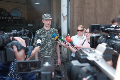 Долає шлях, як новий: на Буковині прикордонники представили відновлений БТР, який відправлять в АТО