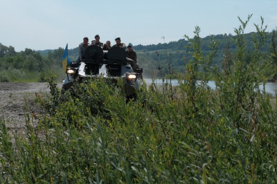 Долає шлях, як новий: на Буковині прикордонники представили відновлений БТР, який відправлять в АТО