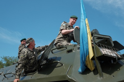 Долає шлях, як новий: на Буковині прикордонники представили відновлений БТР, який відправлять в АТО