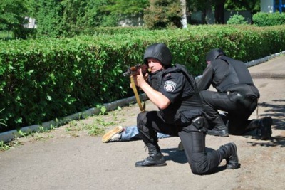 Поліція у Чернівцях рятувала інкасаторське авто від нападу (ФОТО)