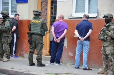 Маски-шоу у центрі Чернівців: поліція затримала п’ятьох осіб (ФОТО)