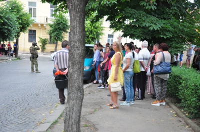 Маски-шоу у центрі Чернівців: поліція затримала п’ятьох осіб (ФОТО)