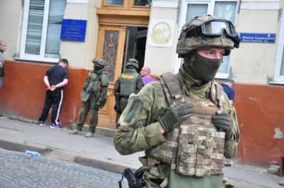 У Чернівцях група агресивно налаштованих мешканців відбила у "Сокола" затриманих