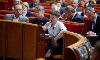 Савченко та Шухевич хочуть скасувати сьогоднішні зміни до Конституції