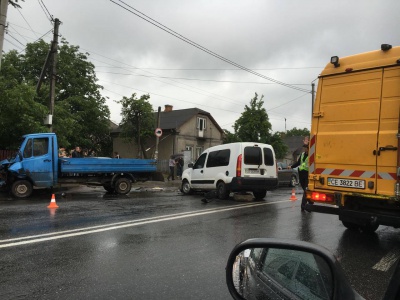 У Чернівцях "бус" на слизькій дорозі врізався у стовп (ФОТО)