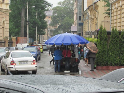 У Чернівцях продовжують працювати кавомобілі у недозволених місцях (ФОТО)