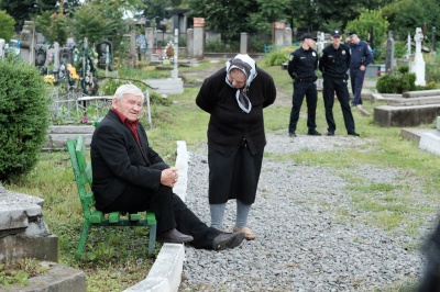 На кладовищі у Чернівцях відслужили молебень за жертвами депортації (ФОТО)