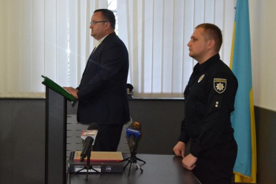 Каспрук вручив ордер на квартиру інспектору патрульної поліції Чернівців (ФОТО)