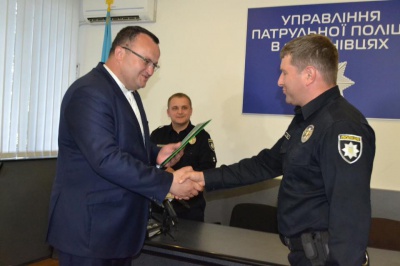Каспрук вручив ордер на квартиру інспектору патрульної поліції Чернівців (ФОТО)