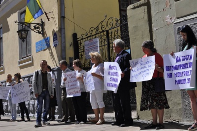 У Чернівцях родичі контрактників мітингували під військкоматом (ФОТО)