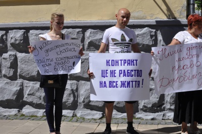 У Чернівцях родичі контрактників мітингували під військкоматом (ФОТО)