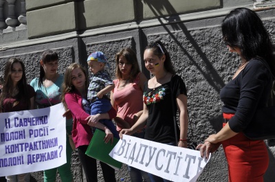 У Чернівцях родичі контрактників мітингували під військкоматом (ФОТО)