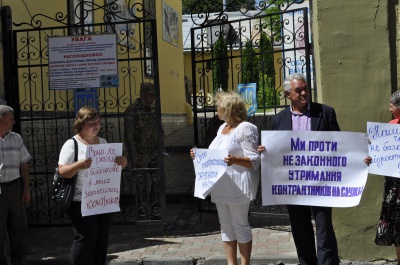 У Чернівцях родичі контрактників мітингували під військкоматом (ФОТО)