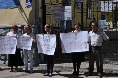 У Чернівцях родичі контрактників мітингували під військкоматом (ФОТО)