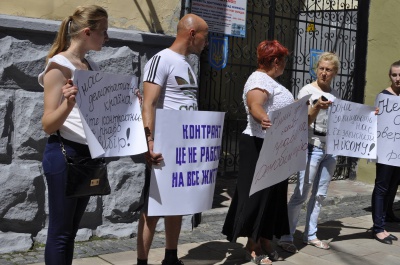 У Чернівцях родичі контрактників мітингували під військкоматом (ФОТО)