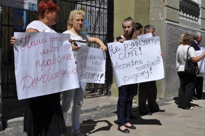 У Чернівцях родичі контрактників мітингували під військкоматом (ФОТО)