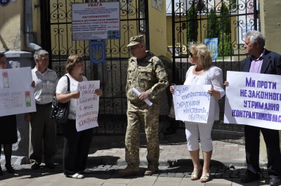 У Чернівцях родичі контрактників мітингували під військкоматом (ФОТО)