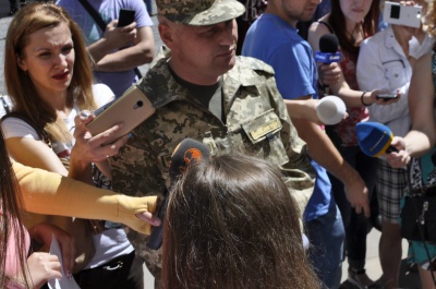 У Чернівцях родичі контрактників мітингували під військкоматом (ФОТО)