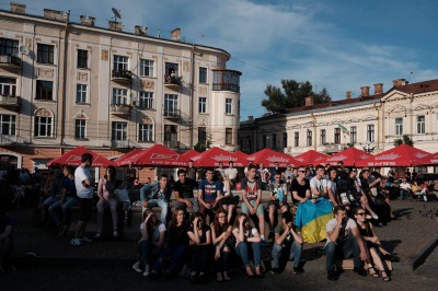 Чернівчани вболівали за Збірну України на фан-зоні на площі Філармонії (ФОТО)