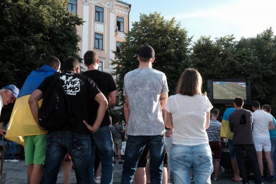 Чернівчани вболівали за Збірну України на фан-зоні на площі Філармонії (ФОТО)