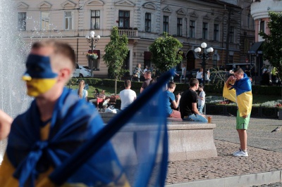 Чернівчани вболівали за Збірну України на фан-зоні на площі Філармонії (ФОТО)