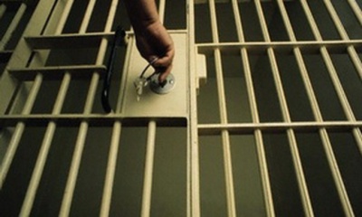 Поранив лезом інспектора: на Буковині у в’язниці засуджений напав на охоронця