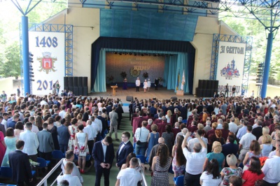 Випускникам БДМУ в Літньому театрі Чернівців вручили дипломи (ФОТО)