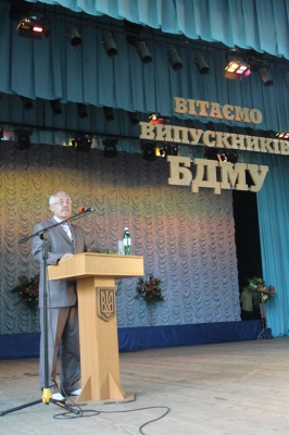 Випускникам БДМУ в Літньому театрі Чернівців вручили дипломи (ФОТО)