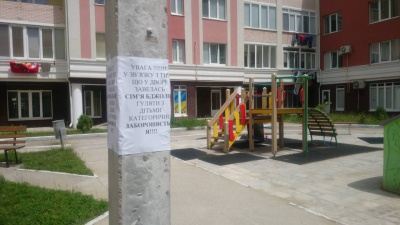 Мешканців будинку в Чернівцях попередили про гніздо бджіл біля дитячого майданчика (ФОТО)