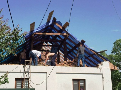 Мунтян за власні кошти відновить дах будинку буковинця, який постраждав від стихії (ФОТО)