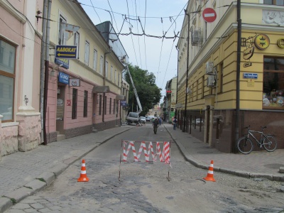 У центрі Чернівців провалилася дорога – зупинено рух тролейбусів (ФОТО)