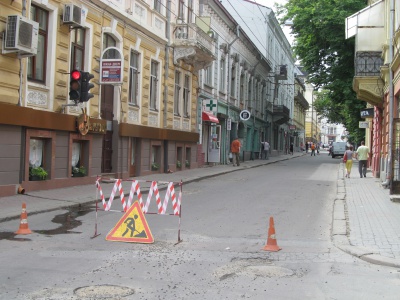 У центрі Чернівців провалилася дорога – зупинено рух тролейбусів (ФОТО)