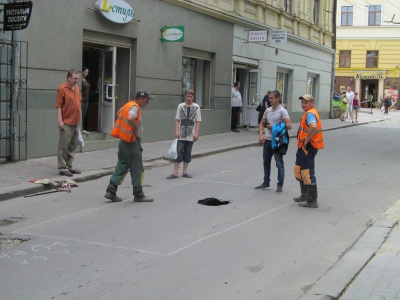 У центрі Чернівців провалилася дорога – зупинено рух тролейбусів (ФОТО)