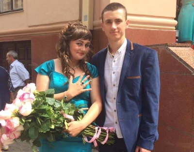 У Чернівцях юнак освідчився випускниці медколеджу на врученні дипломів (ФОТО)