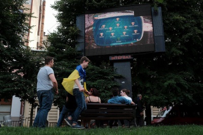 Євро-2016: чернівчани вболіваються за збірну України на фан-зоні площі Філармонії (ФОТО)