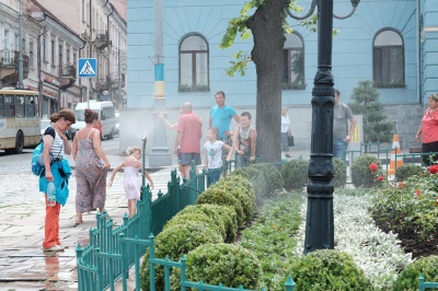 Боротьба зі спекою: в центрі Чернівців встановили розпилювач води (ФОТО)