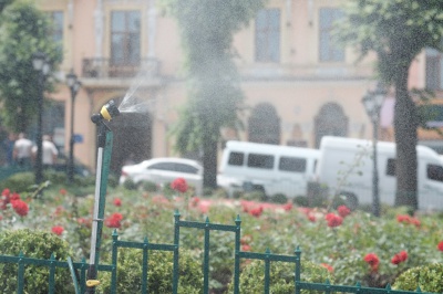 Боротьба зі спекою: в центрі Чернівців встановили розпилювач води (ФОТО)