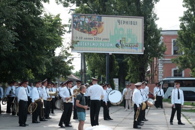 Військові оркестри виступили у Чернівцях на Соборній площі (ФОТО)